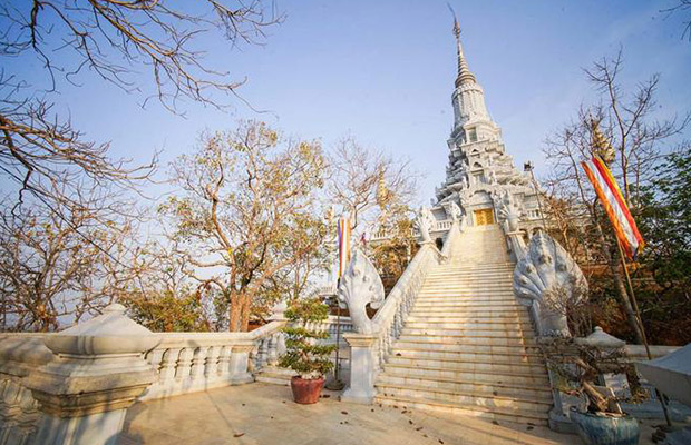 Discover Oudong Mountain and Phnom Penh City Tour