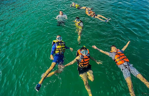 Koh Rong Samloem: Hike & Snorkeling Day Tour from Phnom Penh